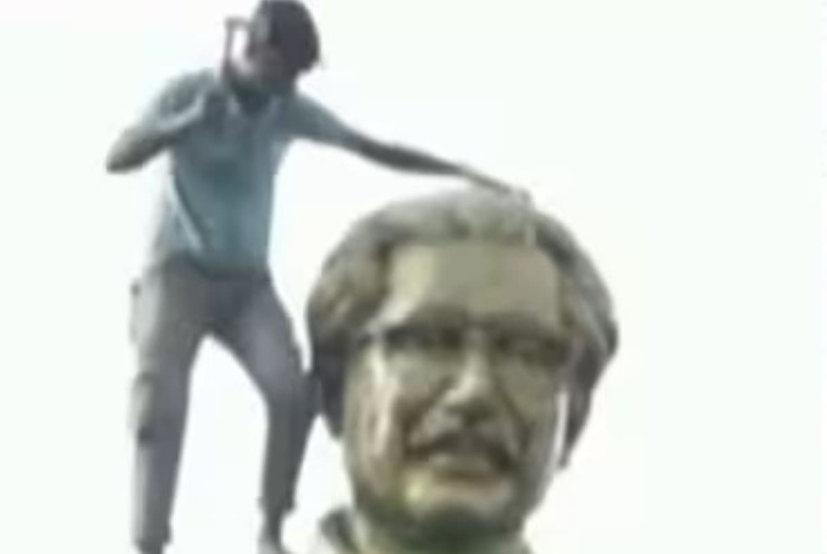 Bangladesh Protest: प्रदर्शनकारियों ने प्रधानमंत्री आवास पर किया हमला, बंगबंधु शेख मुजीबुर रहमान की मूर्ति को किया ध्वस्त