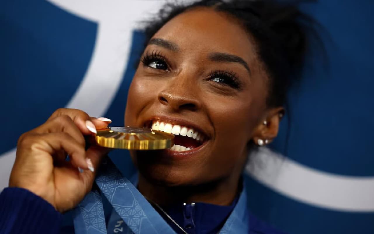Paris Olympics 2024: सिमोन बाइल्स ने जीता अपना छठा गोल्ड, दूर तक फैला इस जीत का सुनहरापन