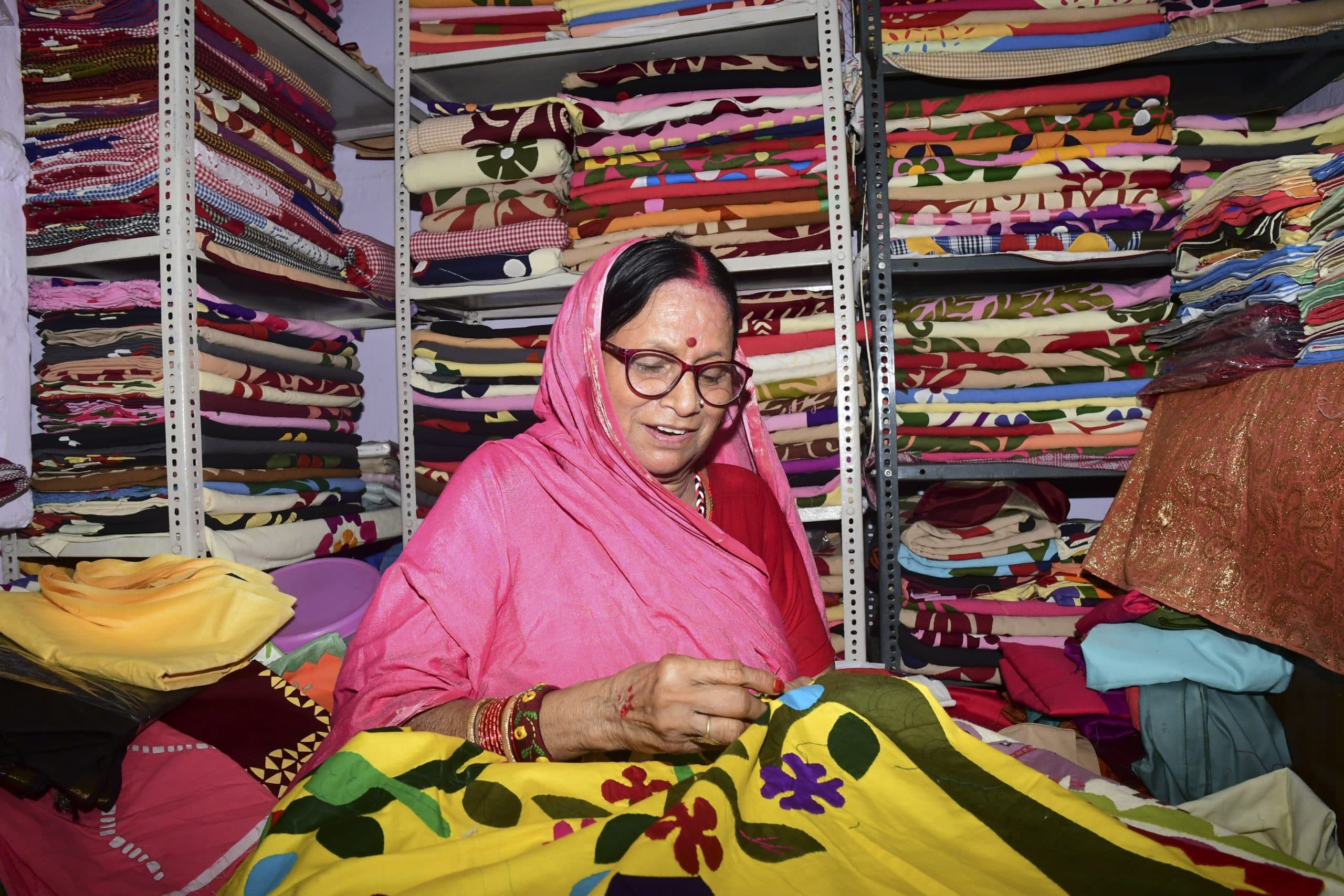 पटना की इस गृहिणी ने एप्लीक कढ़ाई से जीता दुनिया का दिल, सुई-धागा बनीं बिहार की पहचान