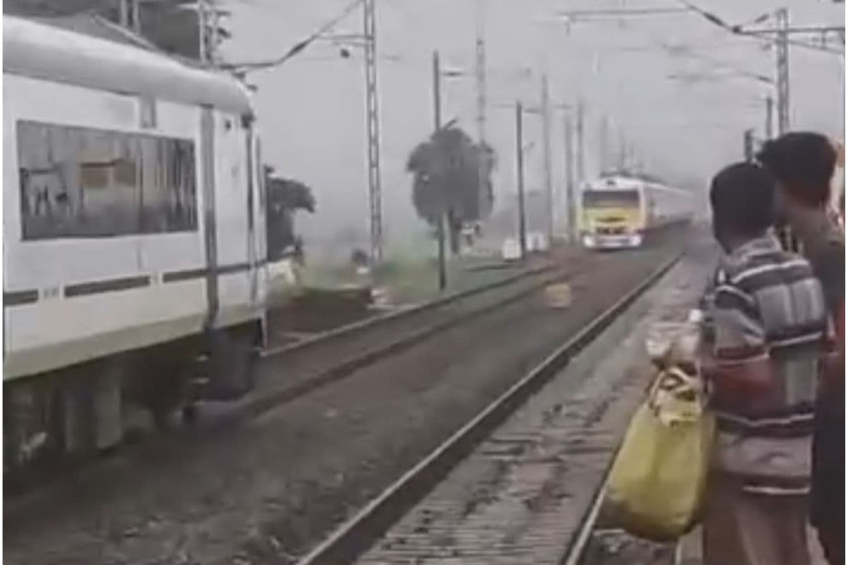 Train News : जब एक ही लाइन पर आ गई लोकल ट्रेन और वंदे भारत ! वायरल वीडियो