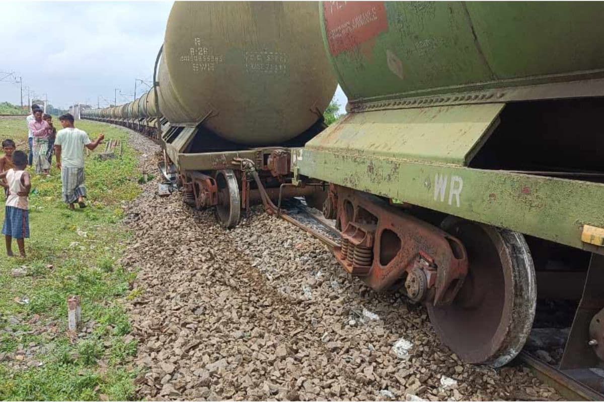 Train Accident : मालदा में हुआ ट्रेन हादसा, मालगाड़ी के पांच डिब्बे पटरी से उतरे