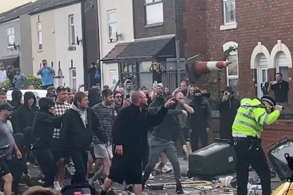 UK Riots Update: दंगों की आग में ब्रिटेन, कई शहर चपेट में, ऐक्शन में PM कीर स्टार्मर