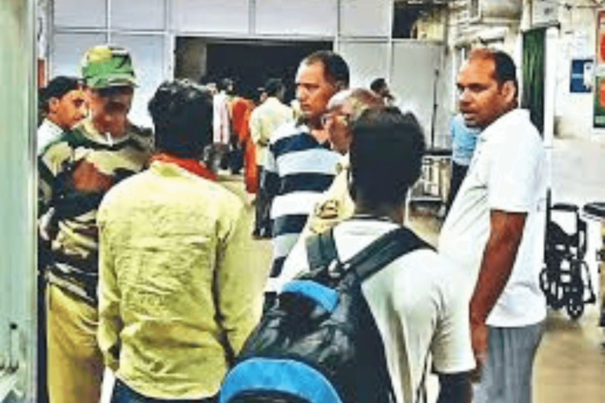 Dhanbad News: मिन्नतें करता रहा बिरहोर परिवार, न एंबुलेंस मिली और न पुलिस पहुंची, विरोध में हंगामा