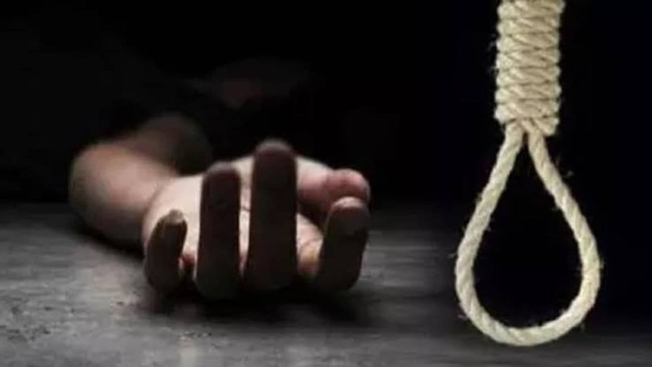 Bihar News: आरा में फोन पर झगड़ा के बाद बिल्डर की पत्नी ने लगाई फांसी, सदर अस्पताल जाने के दौरान रास्ते में तोड़ा दम