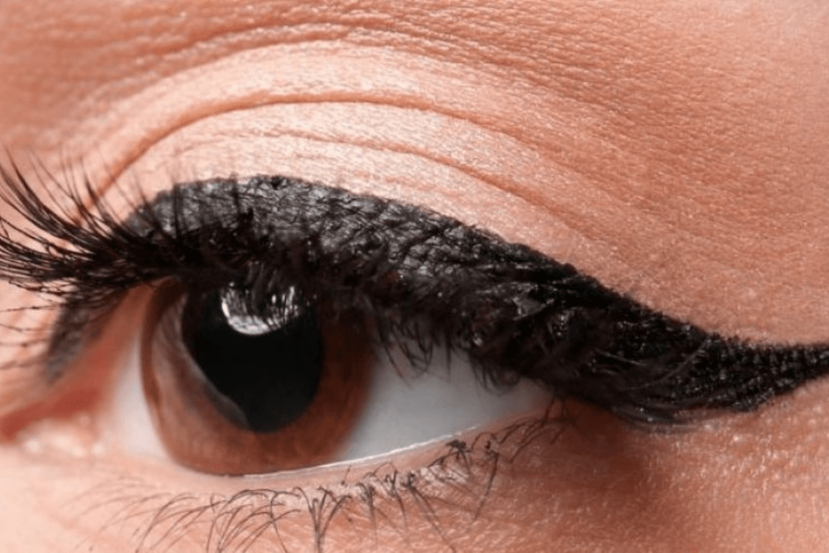Eyeliner tips: आईलाइनर लगाने के तरीके, अपनी आंखों की बनावट के अनुसार सही स्टाइल चुनें