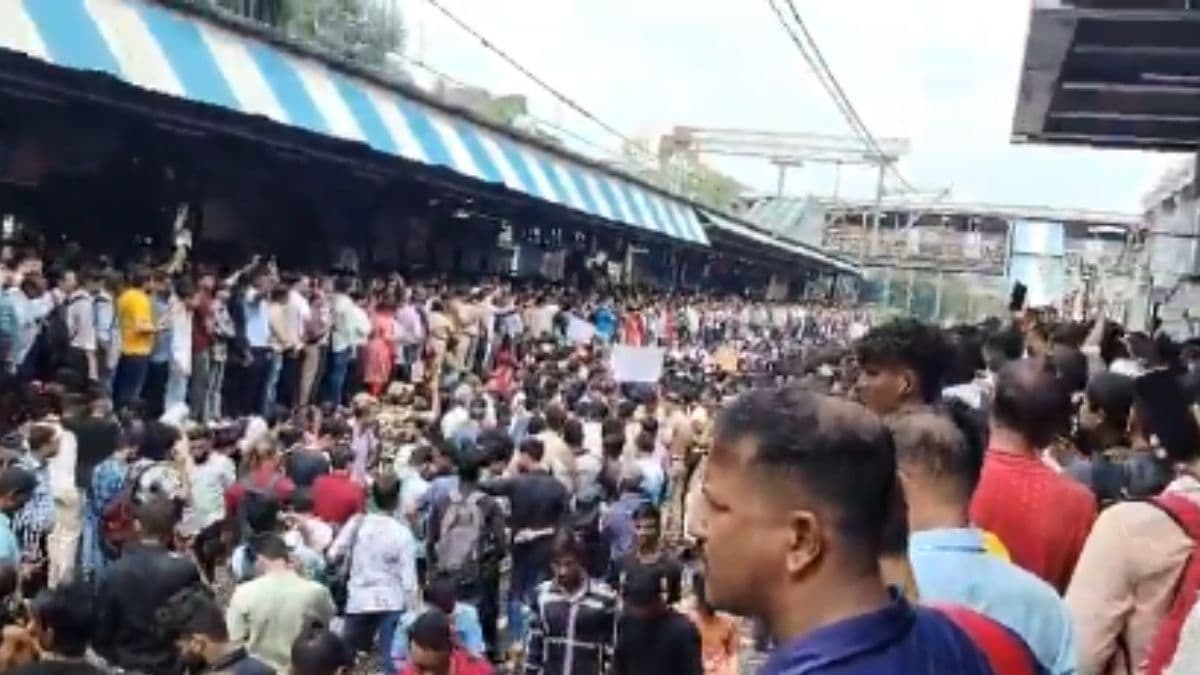 Maharashtra: दो नाबालिग लड़कियों के कथित यौन उत्पीड़न के विरोध में, बदलापुर स्टेशन पर ‘रेल रोको’ अभियान