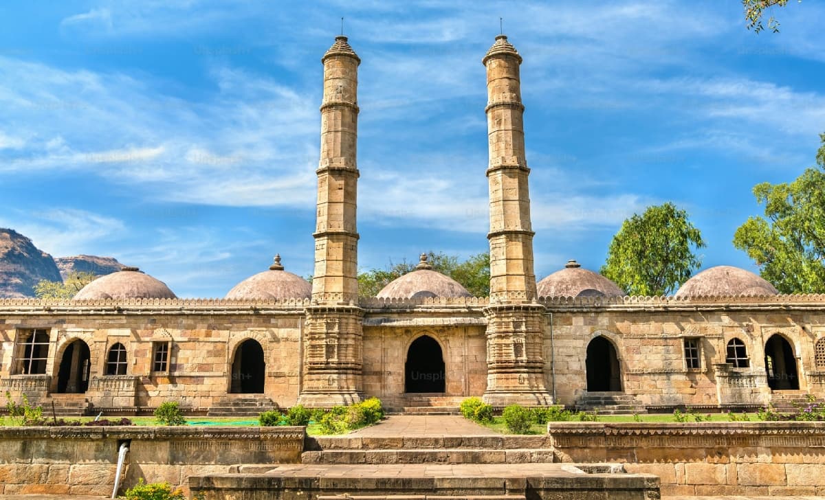 Vadodara Tour: बांधनी और पारंपरिक घाघरा के लिए मशहूर वडोदरा शहर है घूमने के लिए खास