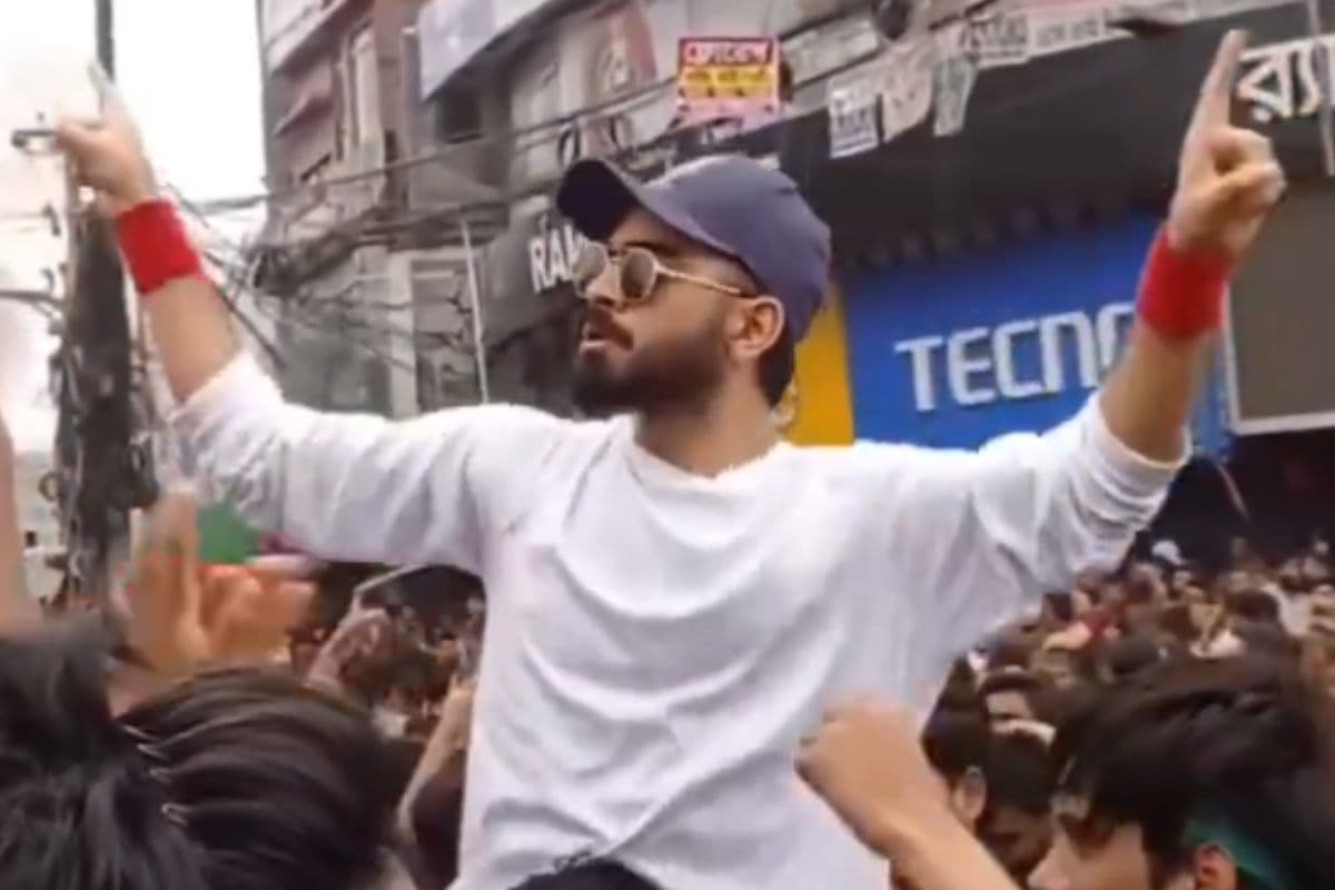 Viral Video: बांग्लादेश में प्रदर्शनकारियों के बीच नजर आया विराट कोहली का हमशक्ल, वीडियो वायरल
