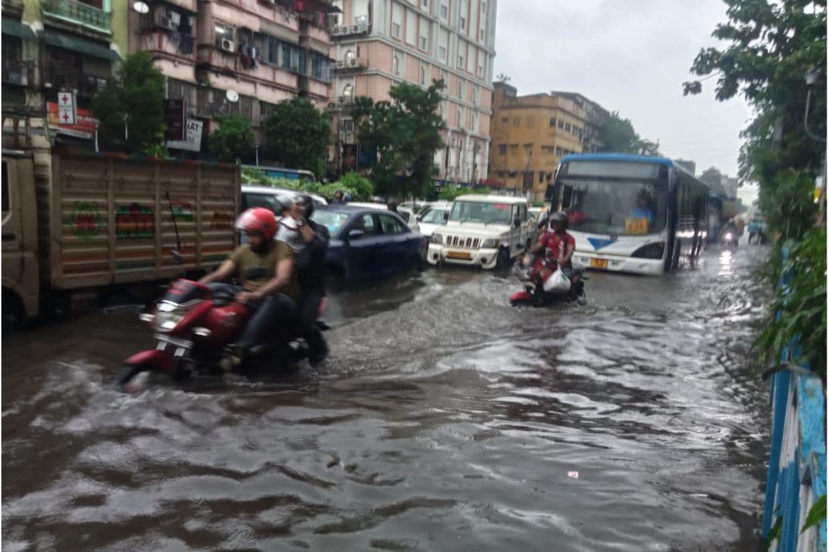 Bengal Weather Update : कोलकाता समेत जिलों में आरेंज अलर्ट जारी, मंगलवार तक जारी रहेगी बारिश