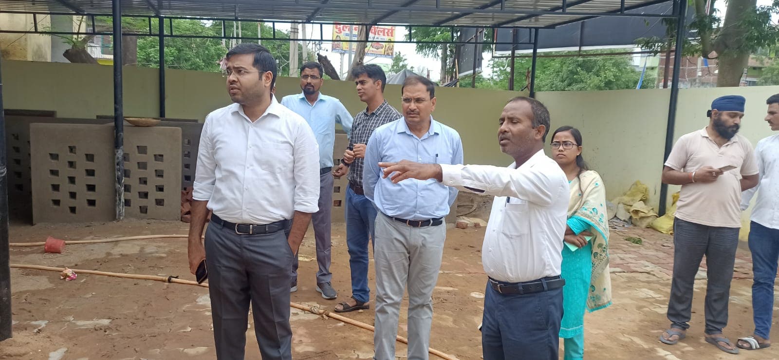 Rohtas News: बैंक कॉलोनी मोड के पास बन रहे कचरा प्रबंधन केंद्र का नगर आयुक्त ने किया निरीक्षण