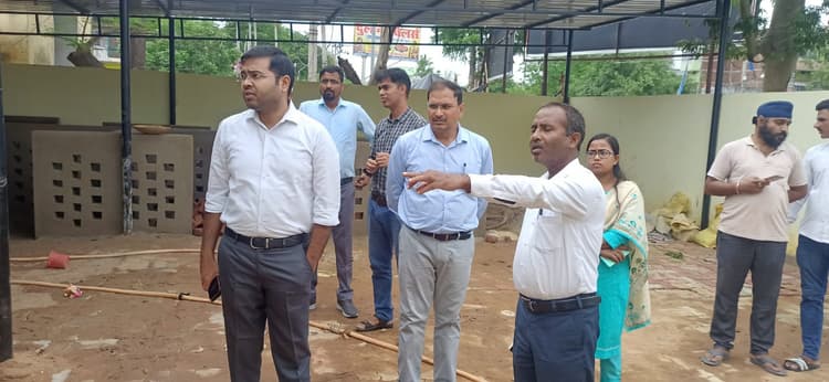 Rohtas News: बैंक कॉलोनी मोड के पास बन रहे कचरा प्रबंधन केंद्र का नगर आयुक्त ने किया निरीक्षण
