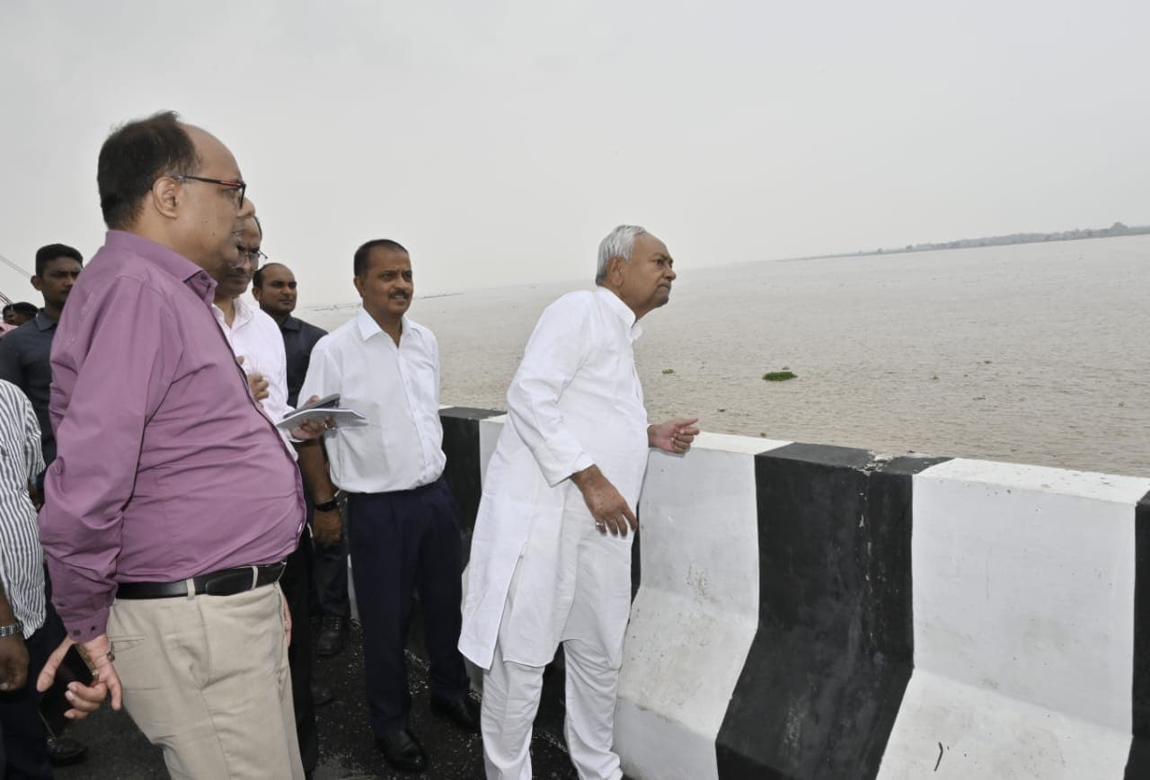 PHOTOS: पटना में डराने लगी गंगा, सीएम नीतीश कुमार हालात देखने पहुंचे, देखिए तस्वीरें...