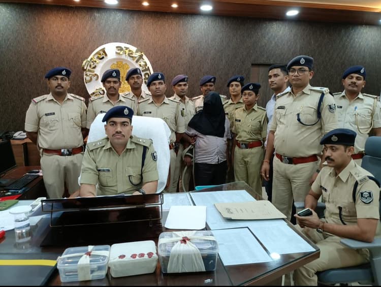 किशनगंज में पुलिस ने स्मैक तस्करों का किया भंडाफोड़, महिला सहित दो आरोपी गिरफ्तार