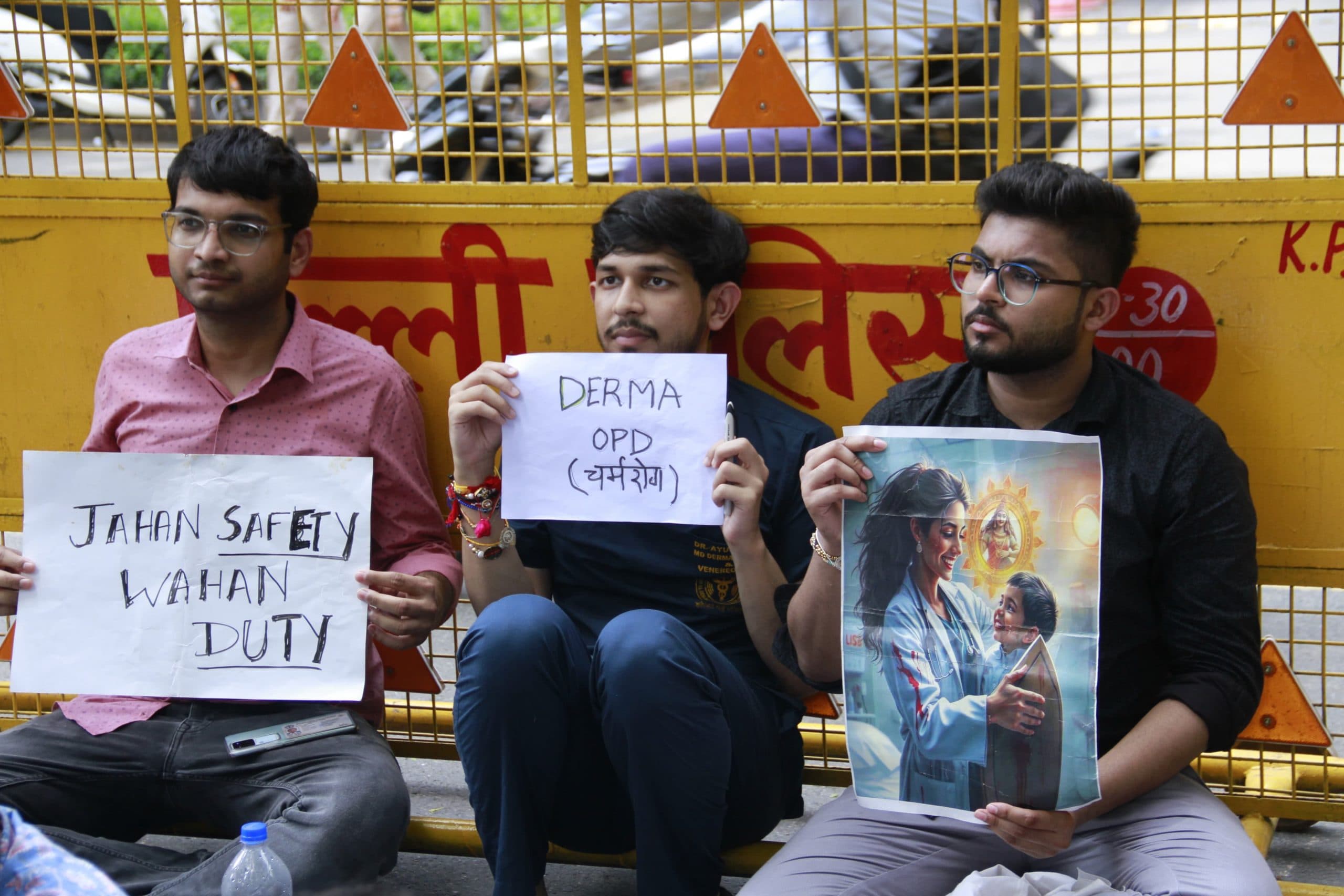 Doctors Protest: जंतर-मंतर पर डॉक्टरों ने किया प्रदर्शन, ओपीडी सेवा करायी मुहैया