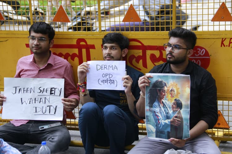 Doctors Protest: जंतर-मंतर पर डॉक्टरों ने किया प्रदर्शन, ओपीडी सेवा करायी मुहैया