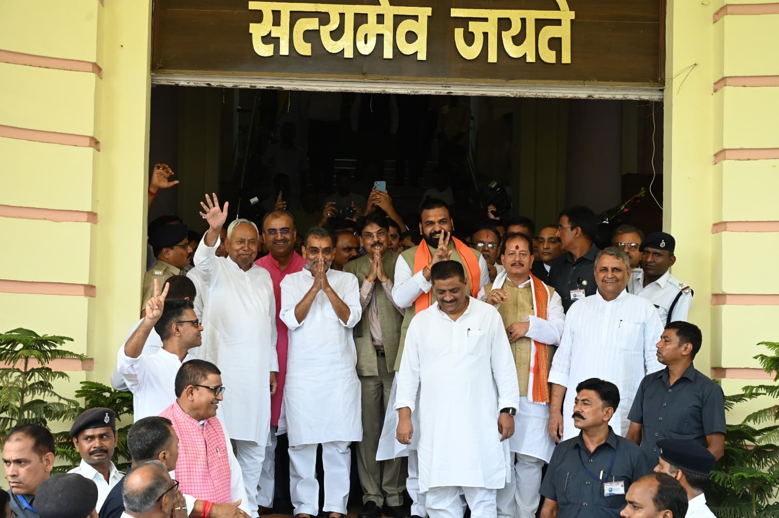 राज्यसभा उपचुनाव: NDA प्रत्याशी उपेंद्र कुशवाहा और मनन मिश्रा ने किया नामांकन, सीएम नीतीश भी रहे मौजूद