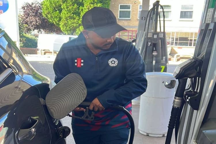 क्या सच में पेट्रोल पंप में काम कर रहे हैं Prithvi Shaw? चहल ने शेयर की तस्वीर