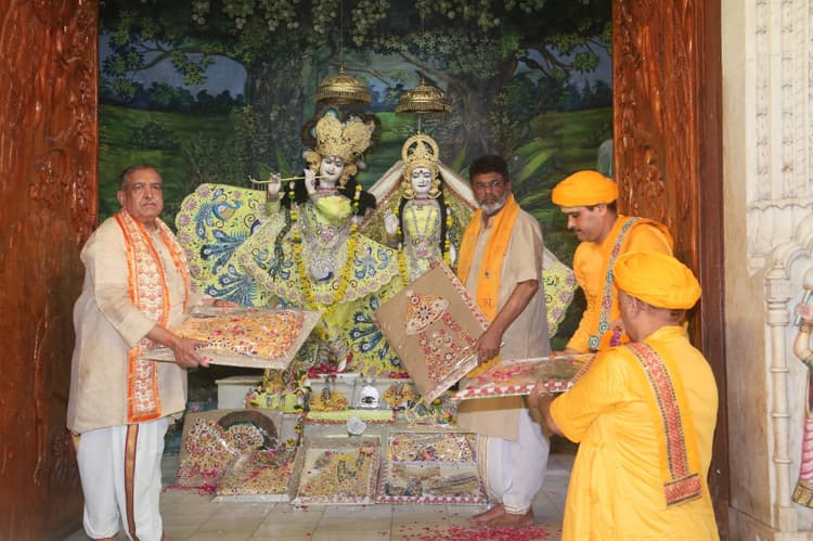 Janmashtami: 5251 दीपों से जन्माष्टमी महोत्सव की शुरुआत, ठाकुर जी को अर्पित किया गया सोम चंद्रिका पोशाक