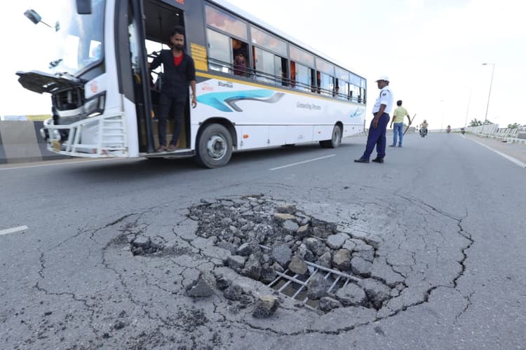 हाजीपुर में उद्घाटन से पहले टूटा पुल,  राजद नेता ने सरकार पर किया तीखा हमला