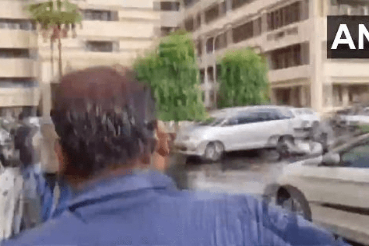 Kolkata Doctor Murder Case: कोलकाता मर्डर केस के आरोपी संजय रॉय के करीबी को बुलाया गया CBI दफ्तर, दौड़ता हुआ पहुंचा युवक