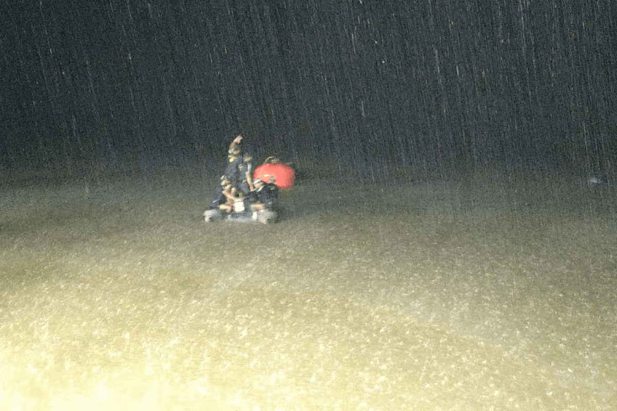 जमशेदपुर से उड़ान भरने के बाद लापता विमान के मलबे को नौसेना ने 7वें दिन चांडिल डैम की तलहटी से निकाला