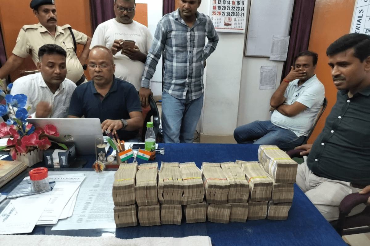 Deoghar News: RPF ने ऑपरेशन सतर्क के दौरान मधुपुर रेलवे स्टेशन से बरामद किये 44.5 लाख रुपये