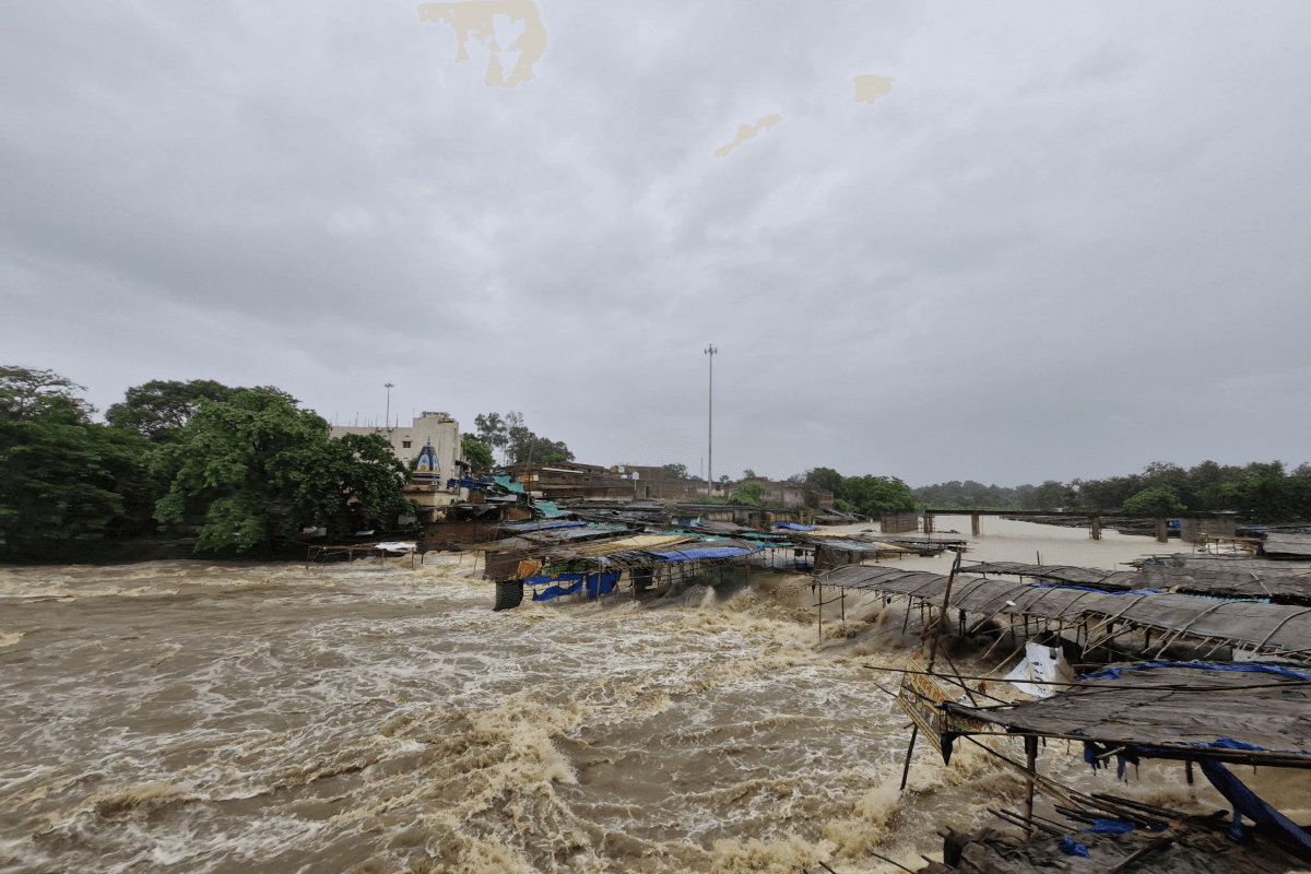 मूसलाधार बारिश से रजरप्पा में भैरवी नदी उफनाई, छिलका पुलिया डूबा, दर्जनों दुकानें जलमग्न