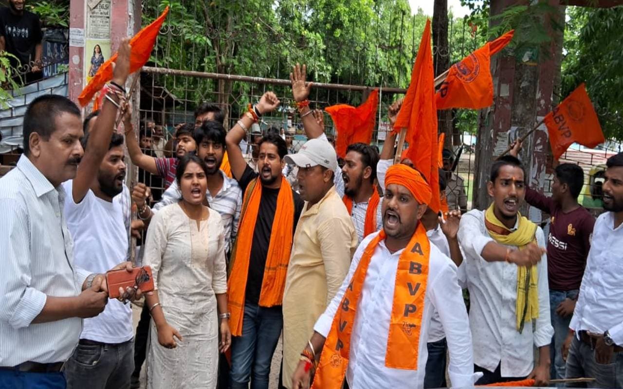 सुपौल में आयोजित सीनेट की पहली बैठक में कुलपति को झेलना पड़ा छात्रों का आक्रोश, दो घंटे तक जाम रहा गेट