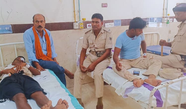 बेतिया में शराब की सूचना मिलने पर छापेमारी करने गई पुलिस पर हमला, दरोगा समेत चार पुलिसकर्मी जख्मी...