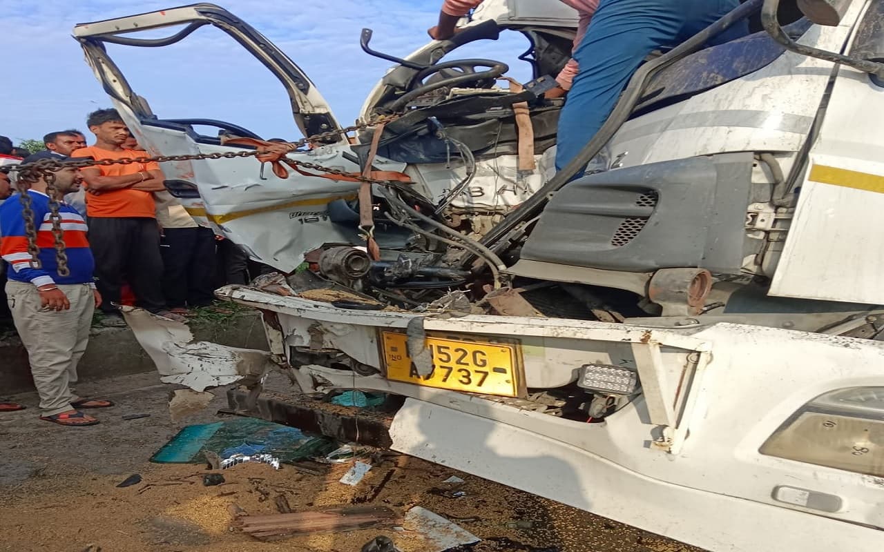 Bihar News: औरंगाबाद में ट्रक से टक्कर के बाद कंटेनर के परखच्चे उड़े, यूपी निवासी ड्राइवर की दर्दनाक मौत