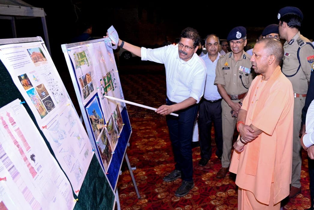 Ayodhya News: सीएम योगी अयोध्या में, श्रीराम की पैड़ी पर बन रही दर्शक दीर्घा को देखा