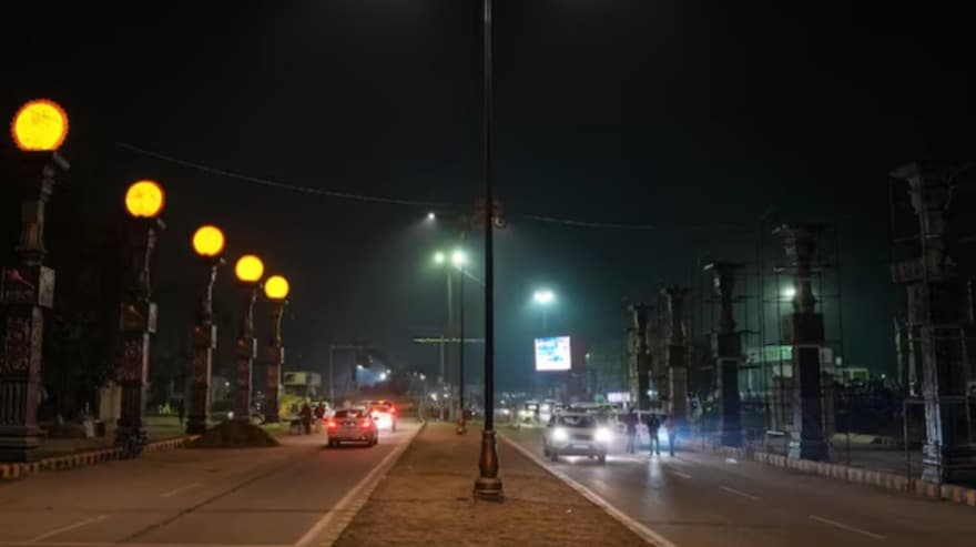 Ayodhya News: अयोध्या के राम पथ और भक्ति पथ पर लगी हजारों लाइट हुई चोरी