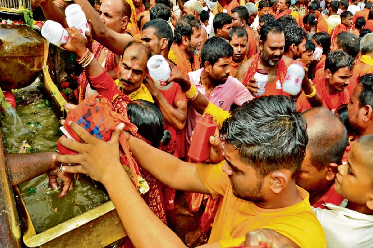 Shravani Mela: बाबा बैद्यनाथ पर जलार्पण करने के बाद भक्तों में नयी उर्जा का संचार, झूमते हुए निकलते हैं दरबार से, देखें तसवीरें
