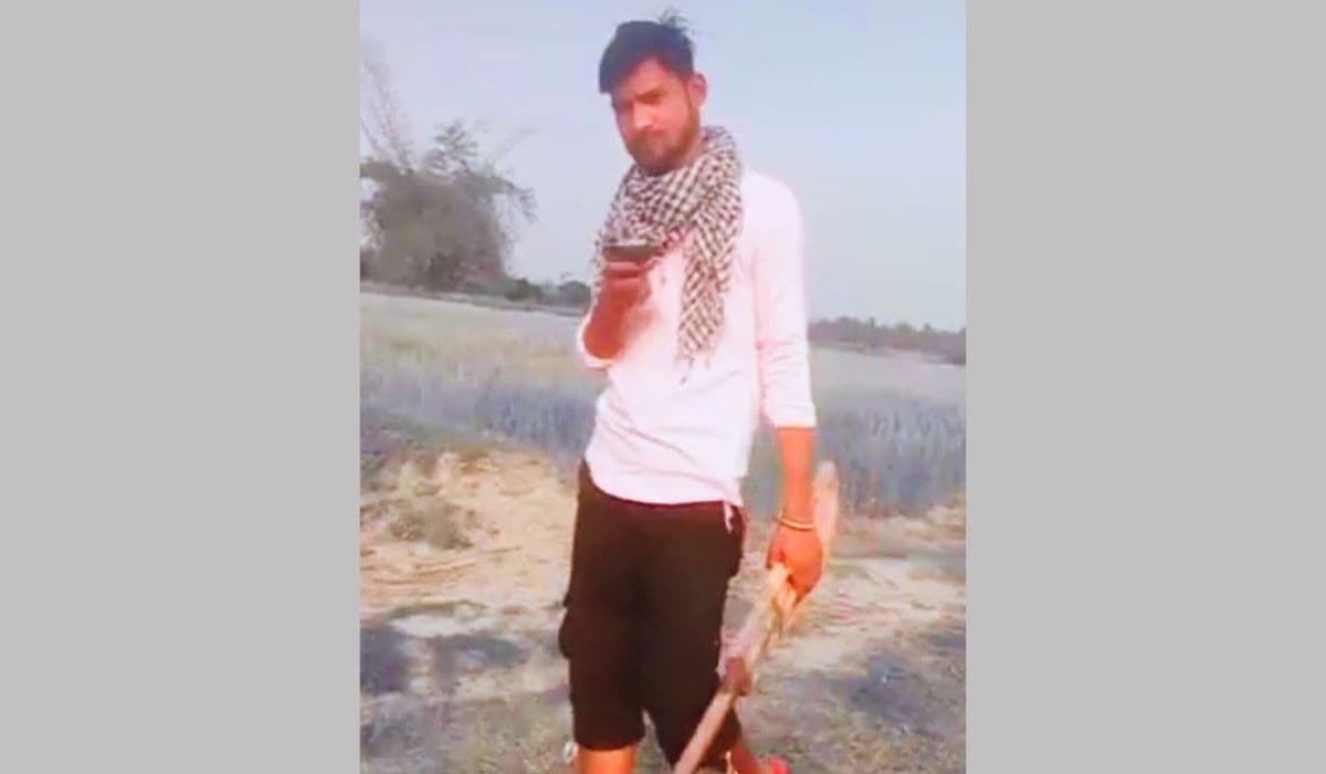 बगहा: सोशल मीडिया पर हथियार लहराते युवक का वीडियो वायरल, पुलिस मामले की जांच में जुटी...