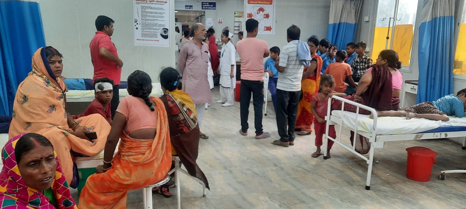 Bihar News: बगहा में स्कूल की दीवार गिरने से 6 छात्र घायल, एक की हालत गंभीर