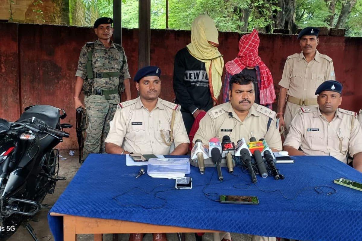 Jharkhand Crime: 'लूटपाट की जानकारी किसी को दी तो जान मार देंगे', छह घंटे के अंदर हथियार के साथ दोनों आरोपी अरेस्ट