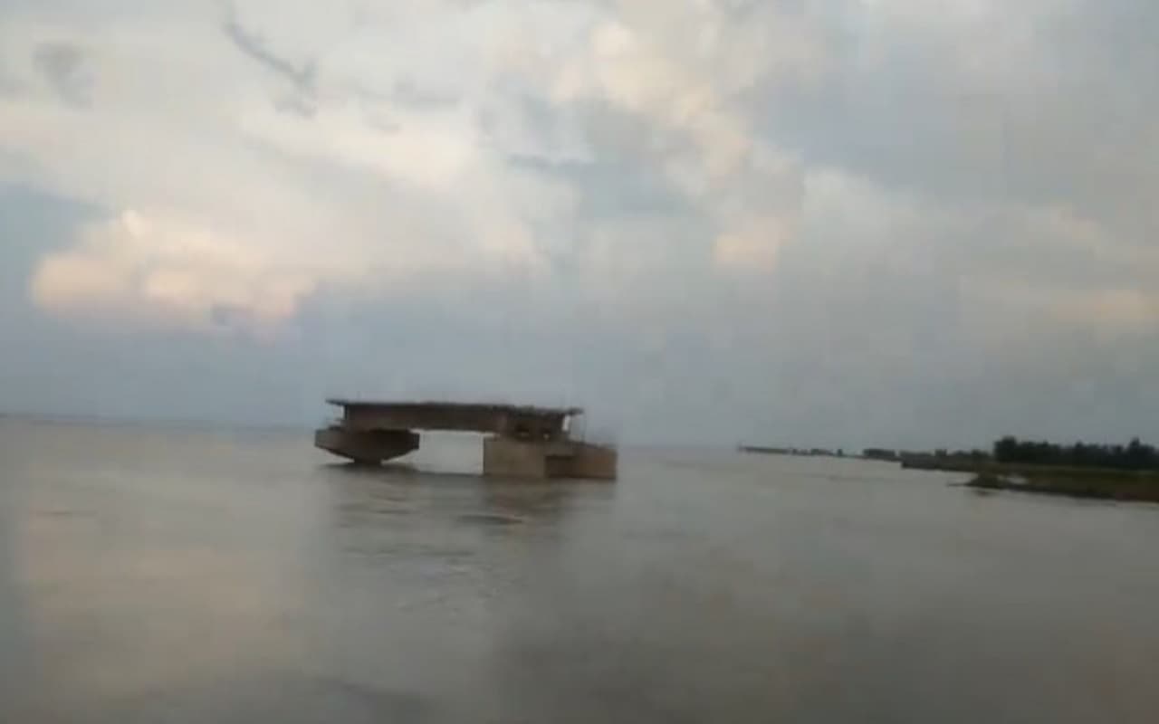 कटिहार में बन रहा पुल धंसा, सड़क भी ध्वस्त, बकिया सुखाय के लोगों की उम्मीद गंगा में समायी