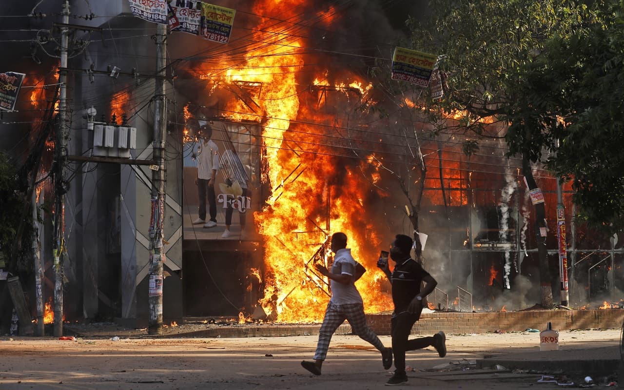 World : Bangledesh Crisis : आरक्षण की आग में सुलगता बांग्लादेश