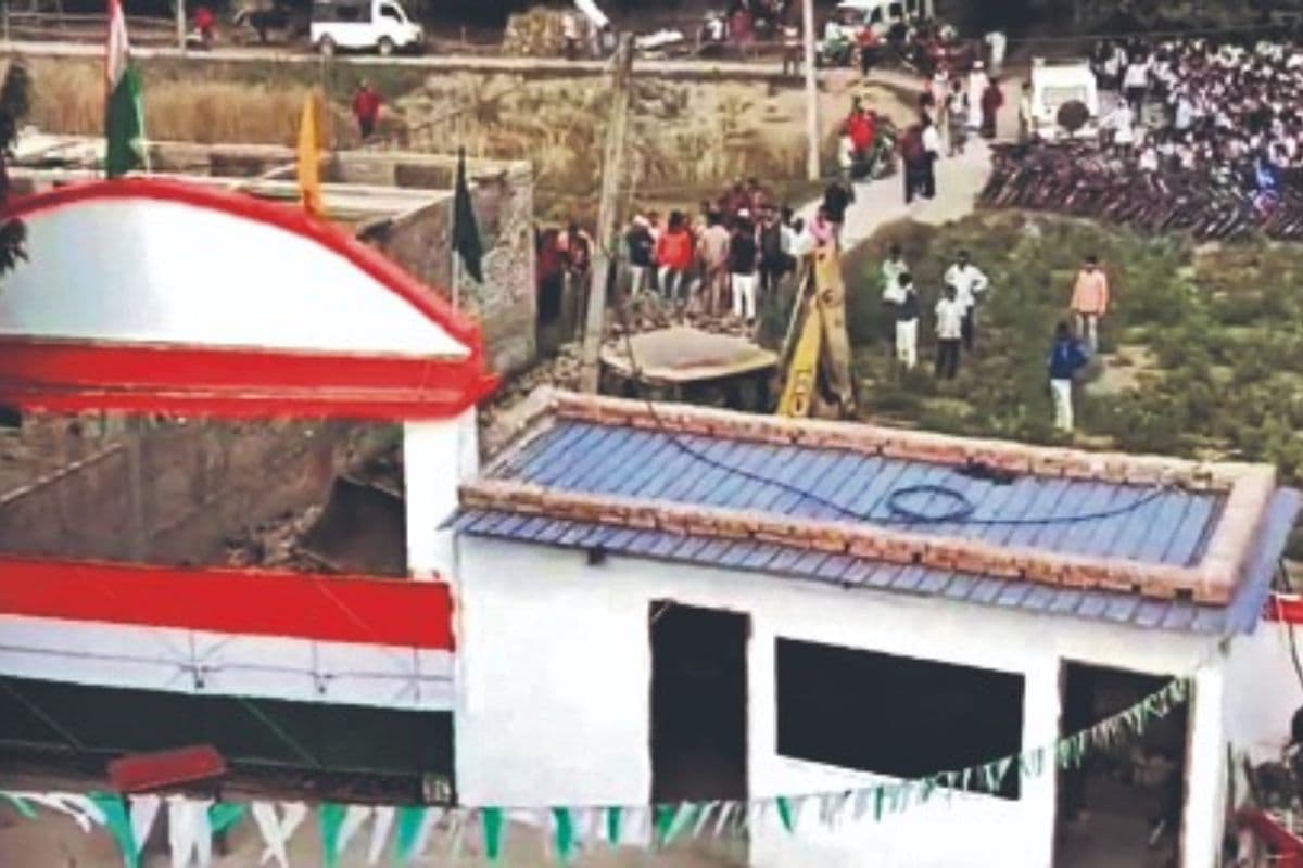 Begusarai News: बेगूसराय में असामाजिक तत्वों ने रात में जेसीबी से स्कूल की सड़क को खोदा, रास्ते को किया बंद, स्कूल में ही कैद हो गये सैकड़ों बच्चे