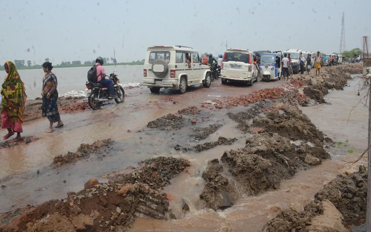 बिहार में गंगा-कोसी समेत ये नदियां खतरे के निशान से ऊपर बह रहीं, भागलपुर में NH-80 पर बह रहा पानी...