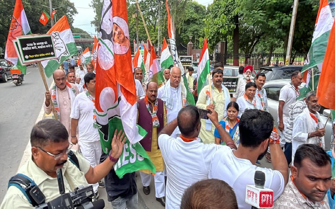 पटना की सड़कों पर उतरकर कांग्रेस नेताओं ने किया प्रदर्शन, ईडी-सेबी को लेकर जमकर की नारेबाजी