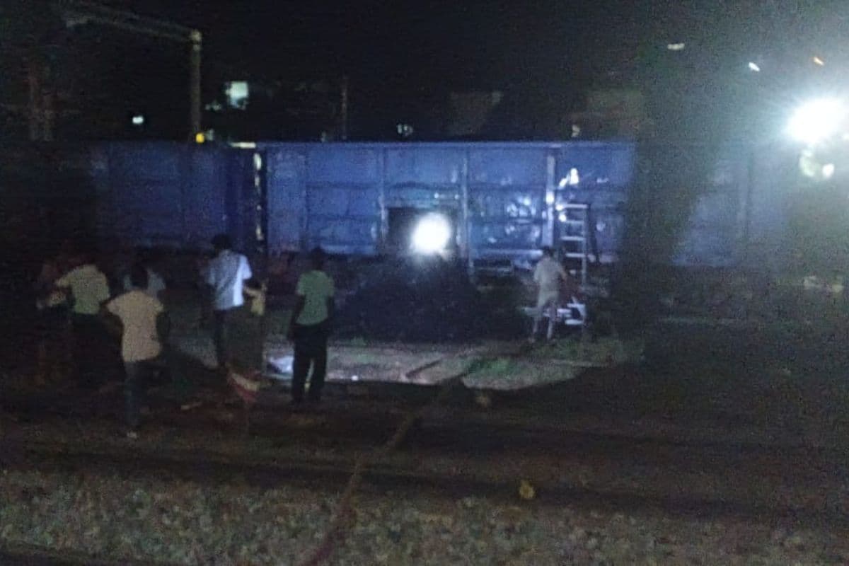 Indian Railways News: चाकुलिया रेलवे स्टेशन पर बर्निंग ट्रेन बनने से बची कोयला लदी मालगाड़ी, आग पर ऐसे पाया गया काबू