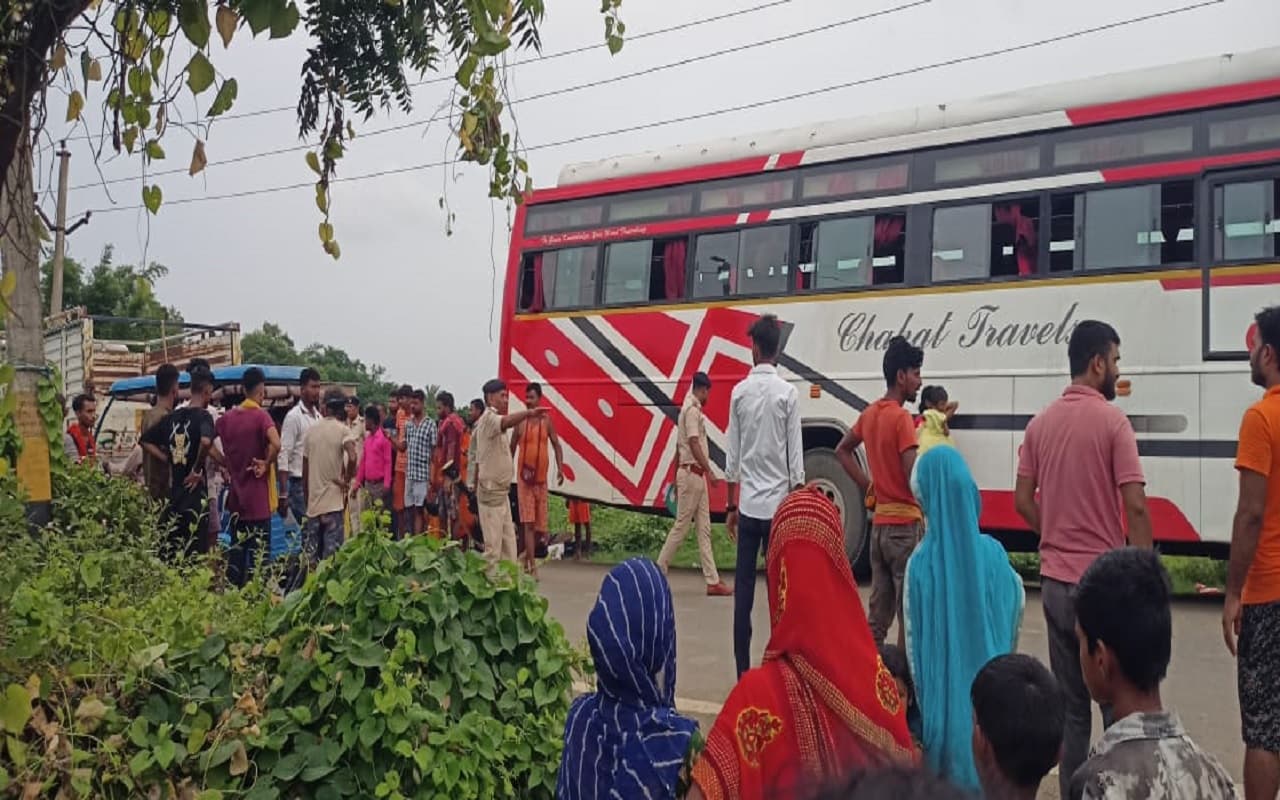 सुल्तानगंज से देवघर जा रहे कांवरिया की करंट लगने से मौत, बस की छत पर कांवर रखने के दौरान चपेट में आया