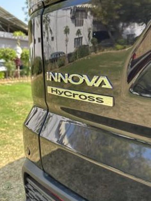 Toyota Innova Hycross खरीदने की होड़ क्यों?
