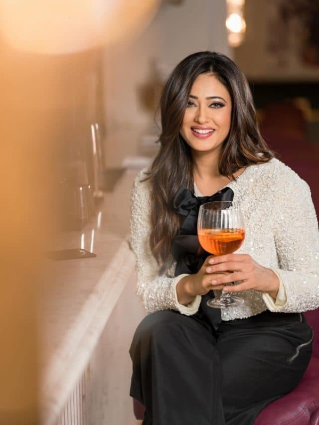 वाइन का ग्लास लेकर श्वेता तिवारी ने इंटरनेट पर ढाया कहर