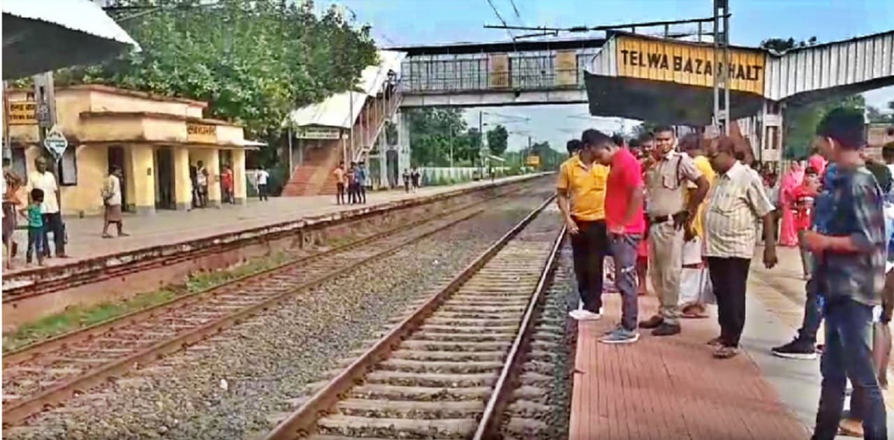 जमुई में ट्रेन के आगे कूदी नाराज पत्नी, बचाने के दौरान पति की भी गयी जान