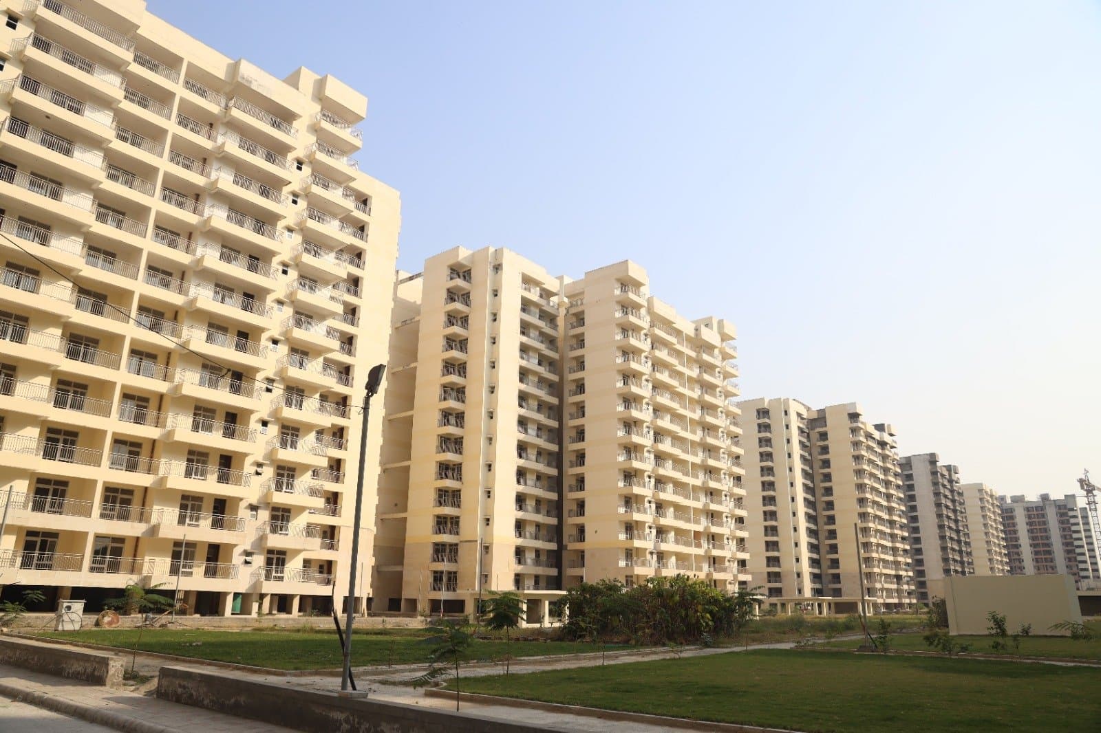 House Price : देश के बड़े शहरों में आसमान छू रहे घर के दाम, दिल्ली, बेंगलुरु में इतनी हुई बढ़ोतरी