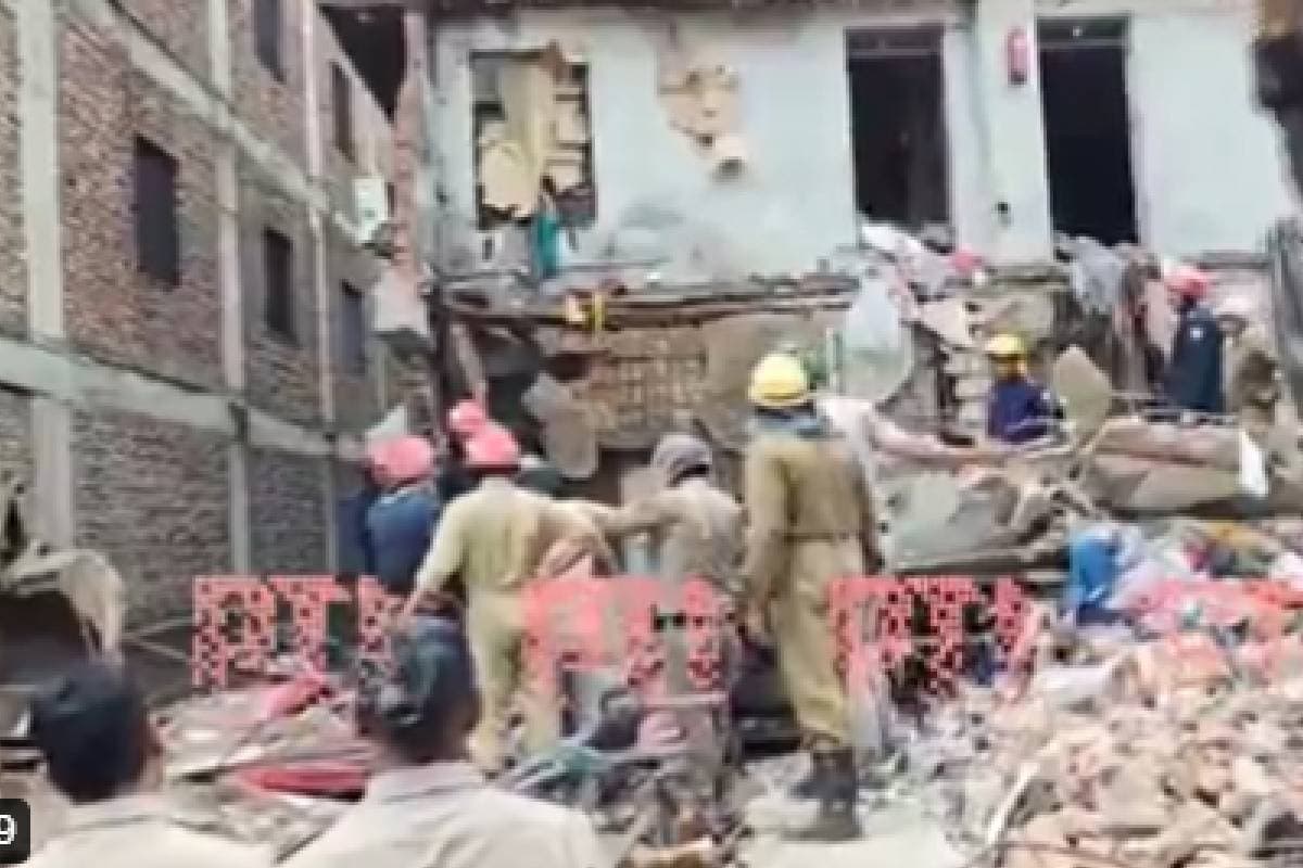 दिल्ली के जहांगीर पुरी में ढहा मकान, कई के दबे होने की आशंका
