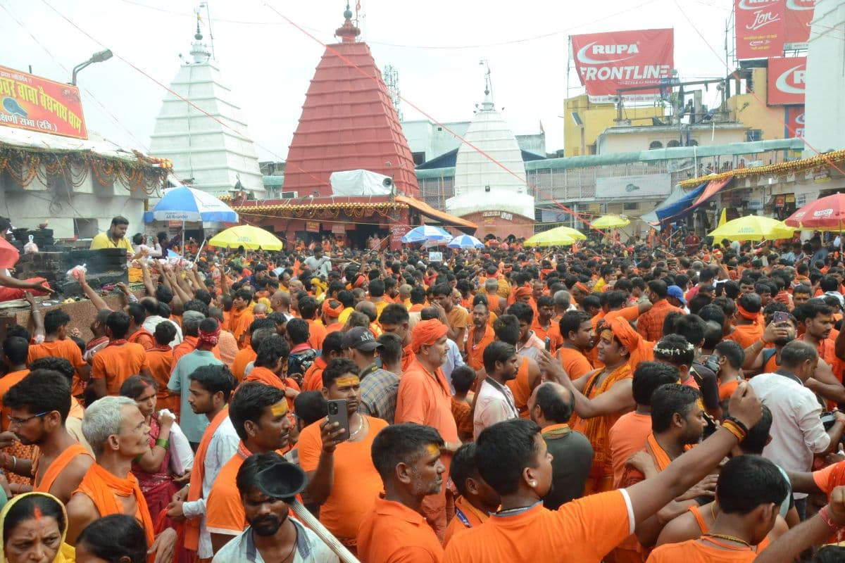 Shravani Mela 2024: सावन की तीसरी सोमवारी पर बाबा बैद्यनाथ को जलाभिषेक के लिए उमड़ा श्रद्धालुओं का सैलाब, सुरक्षा के पुख्ता इंतजाम