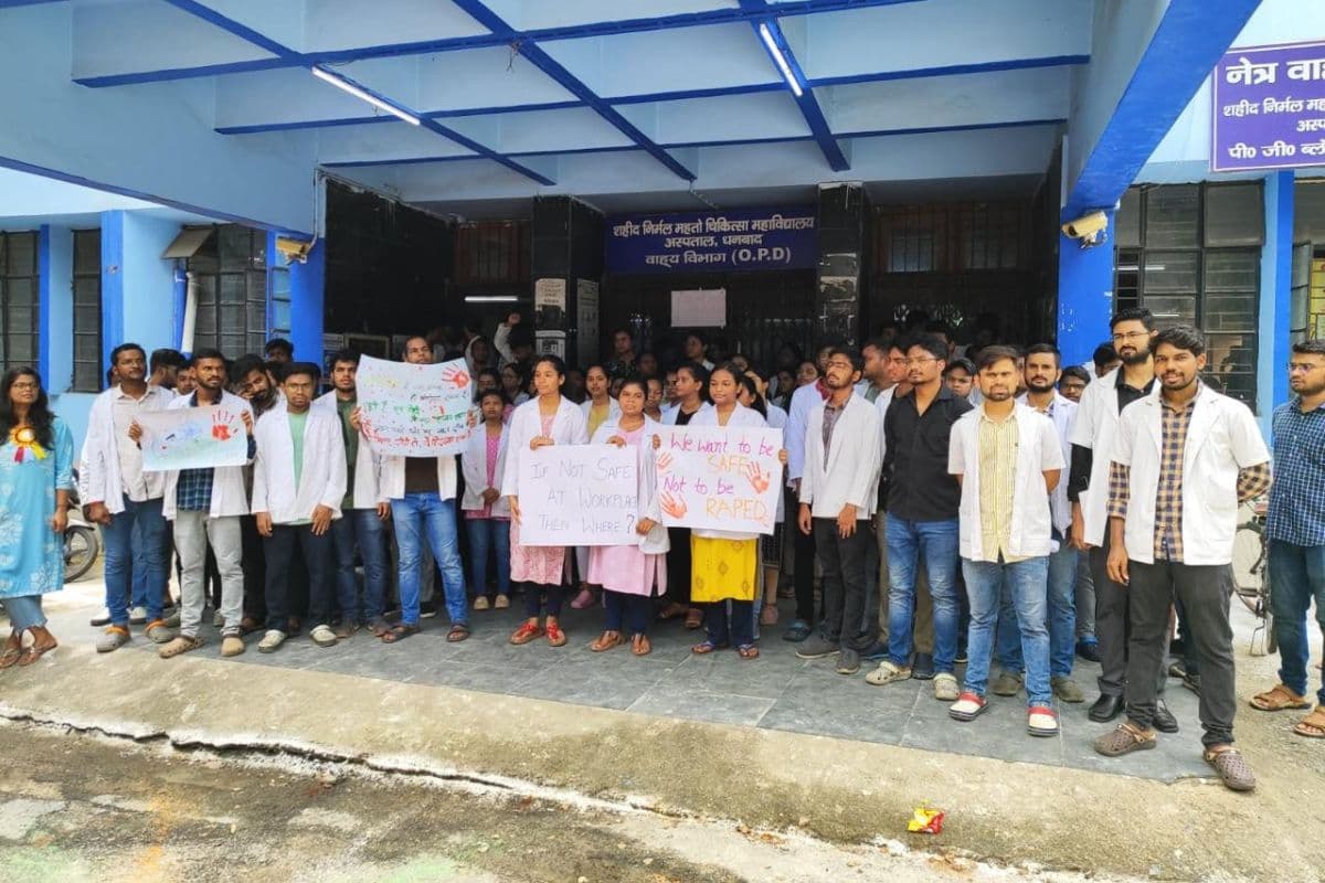 धनबाद के SNMMCH में हड़ताल जारी, घंटों इंतजार के बाद इमरजेंसी में हो रहा इलाज, सोमवार को भी ठप रहेगी ओपीडी